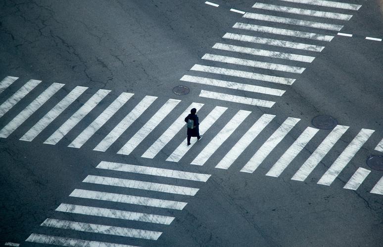站在十字路口思考的人